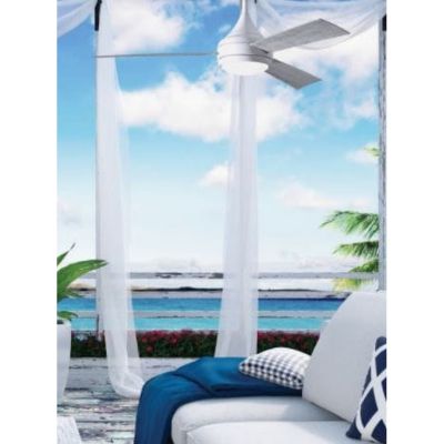 ventilateur blanc au dessus d'un matelas en bord de plage